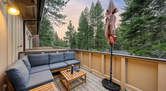 Коттедж Ski Way by Avantstay Cozy Tahoe Home w/ Fireplace & Balcony