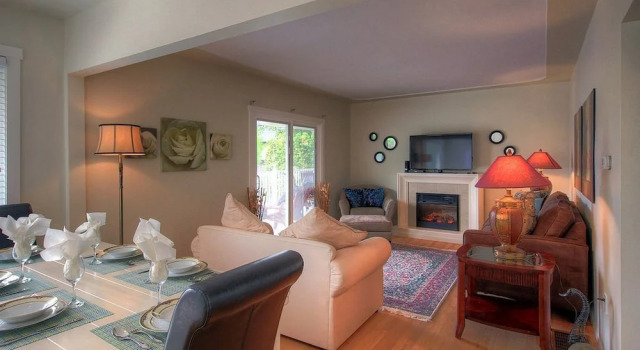 Beach Access Kelowna Rental Home Upper Unit by KVR, Réserver Maison de vacances Cottages à Kelowna, Cottage