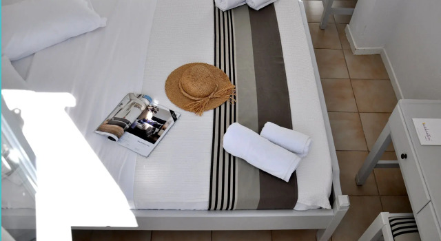 Akrotiri Hotel