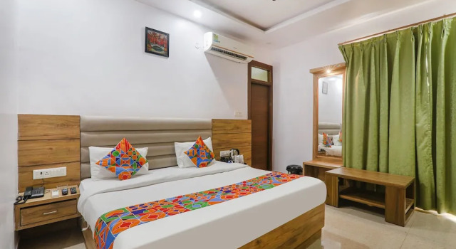 Номер Premium Fabhotel The Crestelia