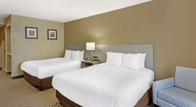 Четырёхместный номер Standard Comfort Inn & Suites Carneys Point - Pennsville