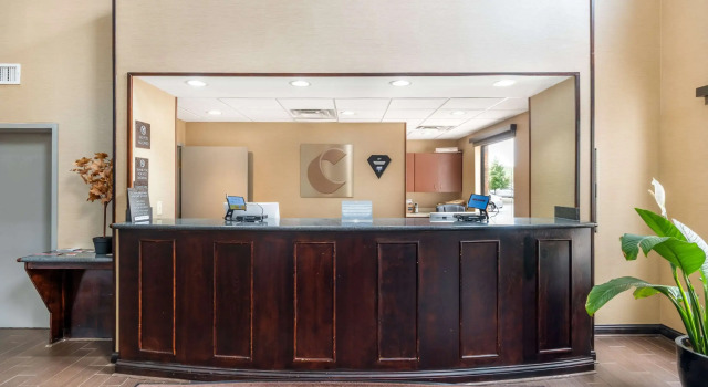 Comfort Suites Louisville Airport, Забронировать Отель Отели Луисвилл с завтраком, рядом с Indian Trail Square Shopping Center, Завтраки