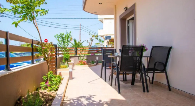 Апартаменты Beautiful, Brand New Apartment with Courtyard.