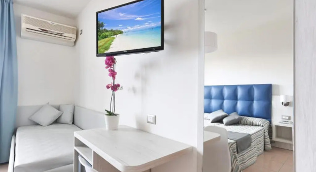 Четырёхместный номер Standard с балконом и с видом на море Hotel Nuovo Tirreno