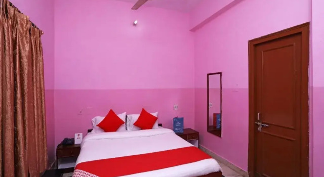 Oyo 18393 Chandra Guest House, Забронировать Гостевой дом Отели Гомти Нагара с парковкой, Парковка