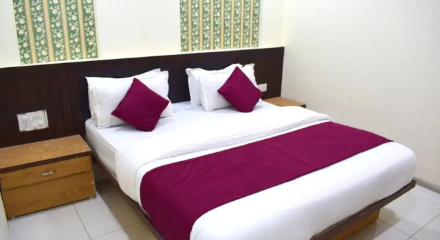 Hotel Sun Shine by Sky Stays, Buchen Sie Hotel Mehsana Gujarat