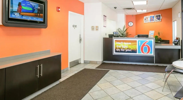 Motel 6 Minneapolis Airport - Mall of America, Varaa Motelli Hotellit Minnesota pysäköinnillä, Pysäköinti