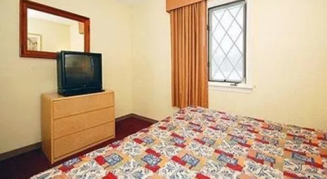 Rodeway Inn And Suites Newport News, Varaa Hotelli Hotellit Minnesota pysäköinnillä, Pysäköinti