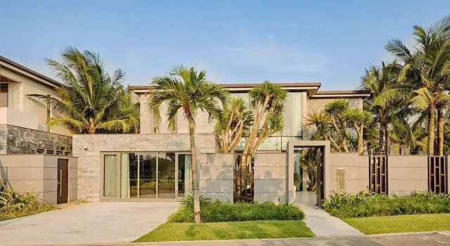 Oceanfront Elegance: 7-br Villa in Luxury Resort, Book Ferieresort Hoteller i Da Nang med parkering, nær Marble Sculptures, Parkering