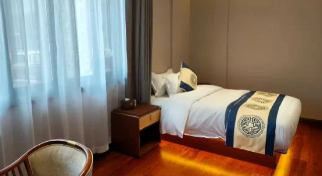 Семейный люкс с видом на внутренний двор Guest House·Jia·East Taoli Hotel