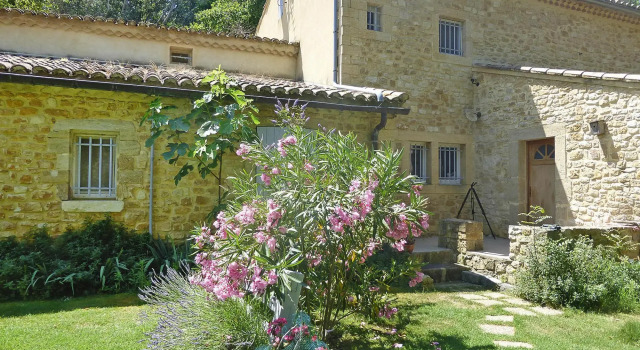 Apartment in Caderousse With Pool, Rezerwuj Apartament Caderousse ViaRhona
