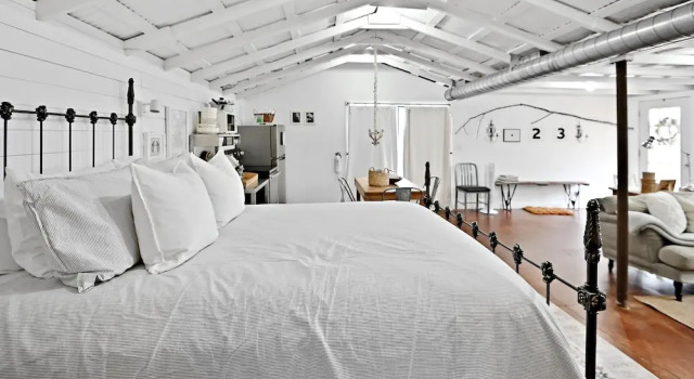 Gausthaus 402 1 Bedroom Cottage by RedAwning, Забронировать Дом для отпуска Фредериксберг Texas Wine Country, рядом с Театр Rockbox