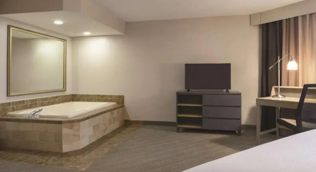 Люкс Country Inn & Suites by Radisson, Germantown, WI