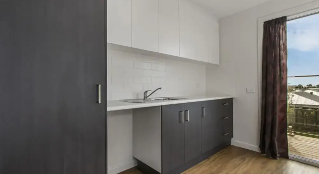 12 Echidna Grove, Book Hotel Cowes 