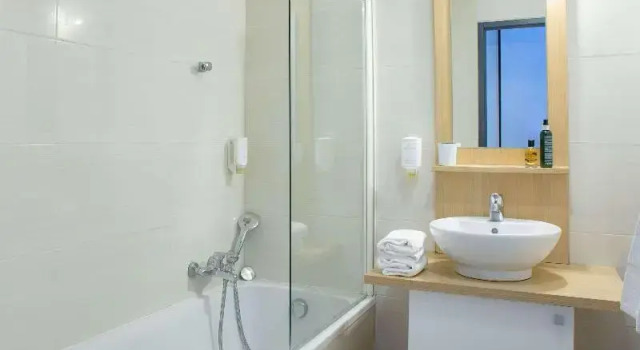 Кровать в общем номере с балконом Comfort Aparthotel Frejus La Tour de Mare