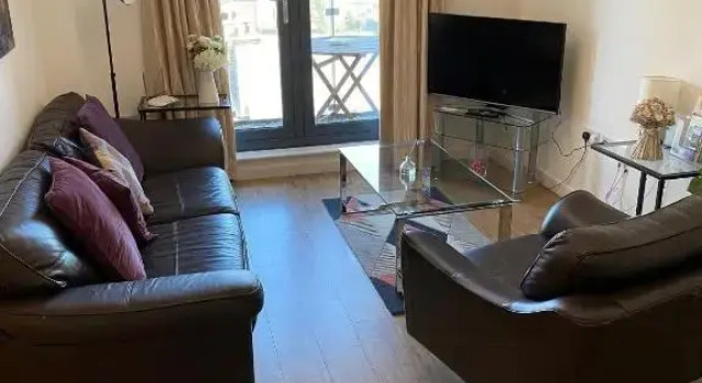 Woking Stylish and Modern 2 bedroom Apartment, Забронировать Апартаменты/квартира Отели High Weald с парковкой, Парковка