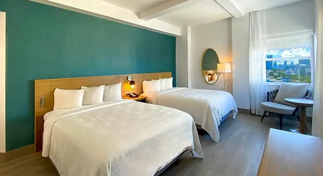 Номер Signature с видом на город Marseilles Beachfront Hotel