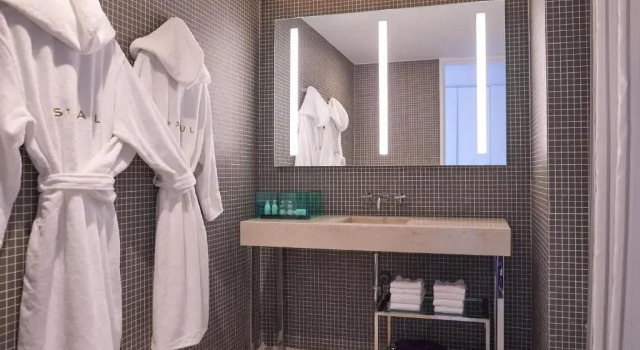 O podwyższonym standardzie czteroosobowy pokój Hotel St Paul