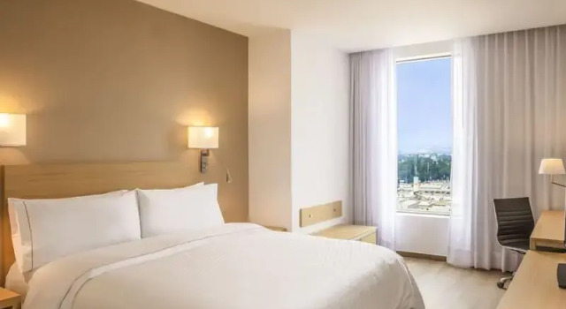 Полулюкс Fiesta Inn Parque Puebla