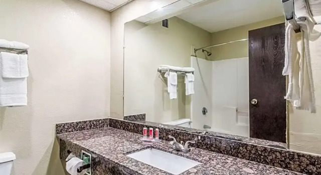 Шестиместный номер Standard Econo Lodge Darien