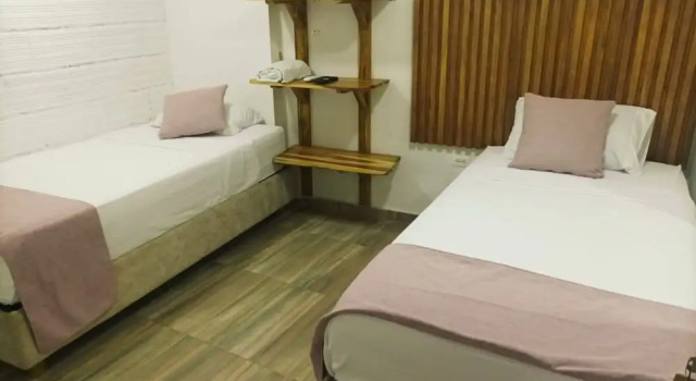 Кровать в общем номере Hostal Catalleya
