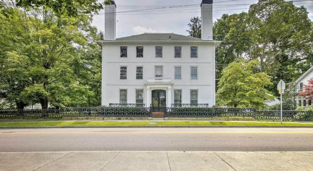 Elegant Norwich House w/ Billiards Room & Ballroom, Boek Hotel Norwich Connecticut