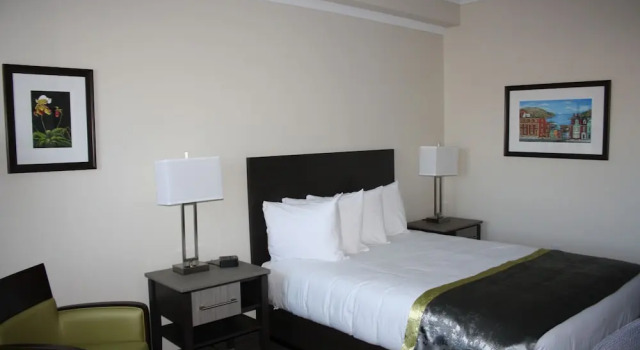 Двухместный номер Standard с балконом Crossroads Inn & Suites