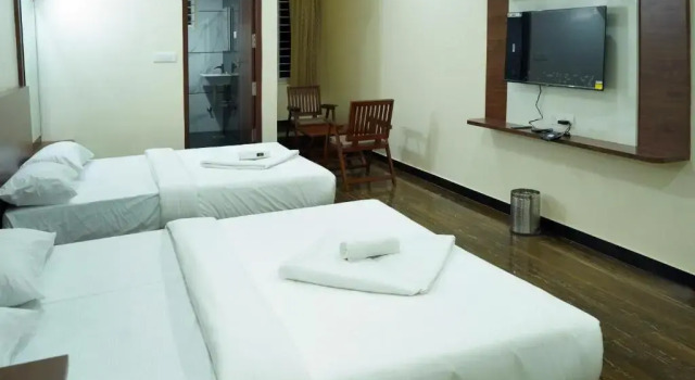 Четырёхместный номер Deluxe HOTEL NIVETHA INN
