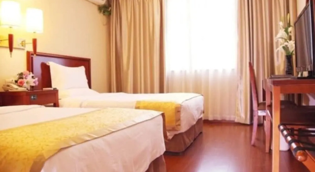 Двухместный номер Standard Green Tree Inn Zhenjiang Zhongyang Street RT-MART