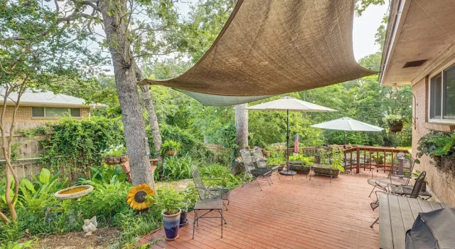 Коттедж Lovely Bryan Home w/ Deck - 4 Mi to Kyle Field!