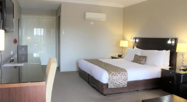 Студия Carlyle Suites & Apartments