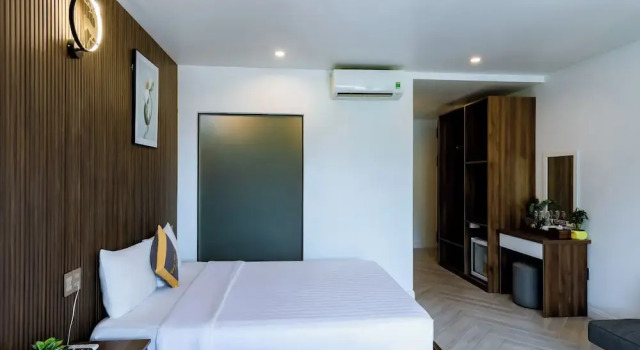 Четырёхместный семейный номер Standard с балконом Tuấn Ninh Hotel I