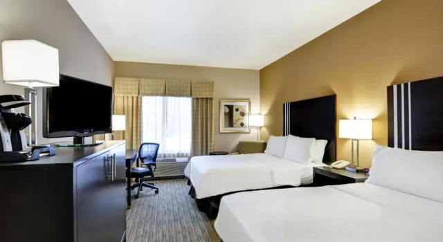 Четырёхместный номер Standard Holiday Inn Express Hotel & Suites Milwaukee-New Berlin by IHG