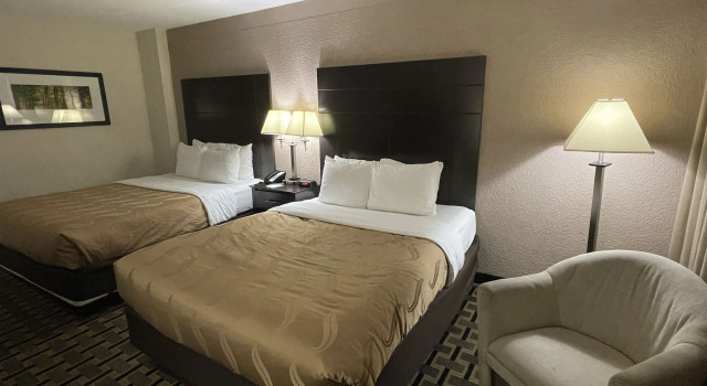 Quality Inn & Suites Cincinnati Downtown Area, Забронировать Отель Отели Цинциннати с парковкой, рядом с 25 East Seventh Street, Парковка