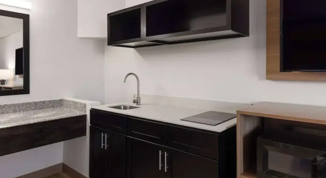 Люкс Days Inn & Suites by Wyndham Indianapolis Airport East