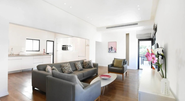 Serene 2BR in Dizengoff Square by HolyGuest, Забронировать Отель Тель-Авив Тель-Авивский округ, рядом с Площадь Рабина