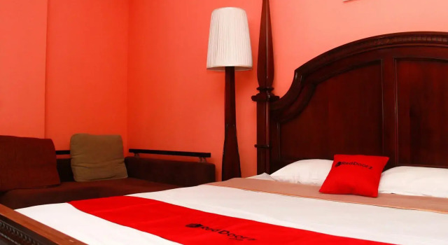 Deluxe Junior-Suite RedDoorz @ Sersan Bajuri