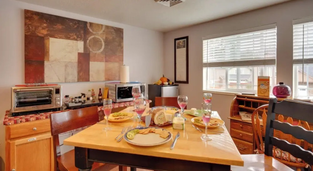 4 Mi to UO! Convenient Springfield Apt w/ Deck, Buchen Sie Ferienwohnung Springfield Willamette Valley