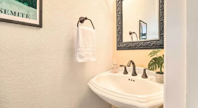 Коттедж Pine Mountain Cabin w/ Hot Tub, 2 Mins to Marina!