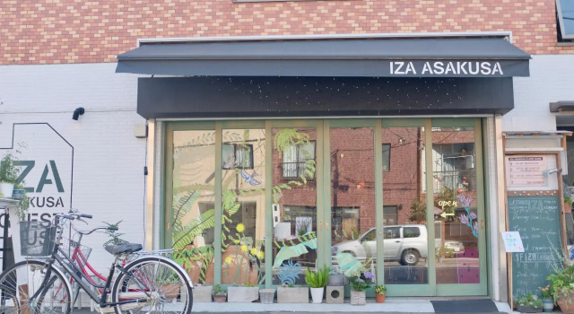 Кровать в общем номере Iza Asakusa Guest House