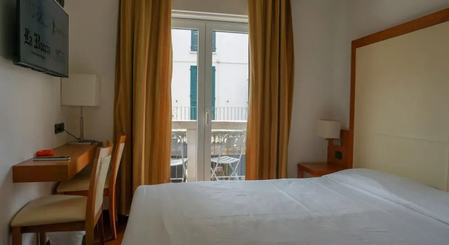 Четырёхместный номер Standard с балконом Hotel Mavino