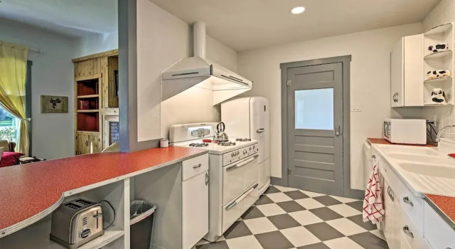 Коттедж с 2 комнатами Remodeled Retro Home w/ Deck, Walk to Main Street!