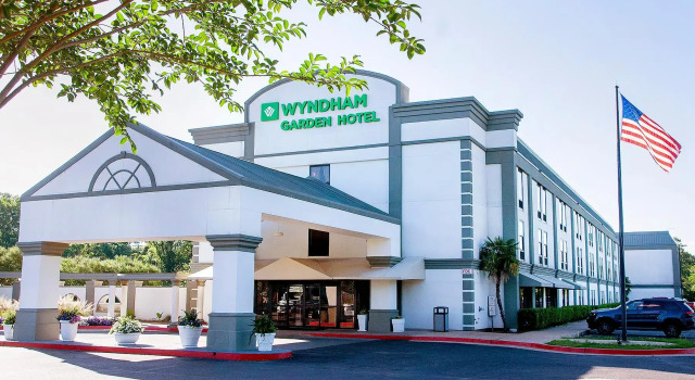Кровать в общем номере Four Points by Sheraton Alexandria