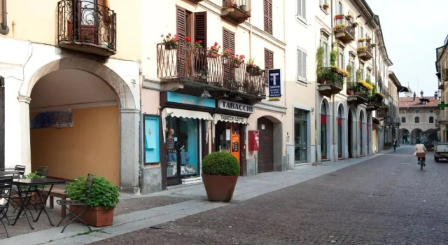 Sotto i merli, Book Hotel Vigevano Lombardiet