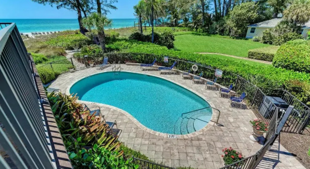 Sea Grape Inn8- BEACHFRONT Property