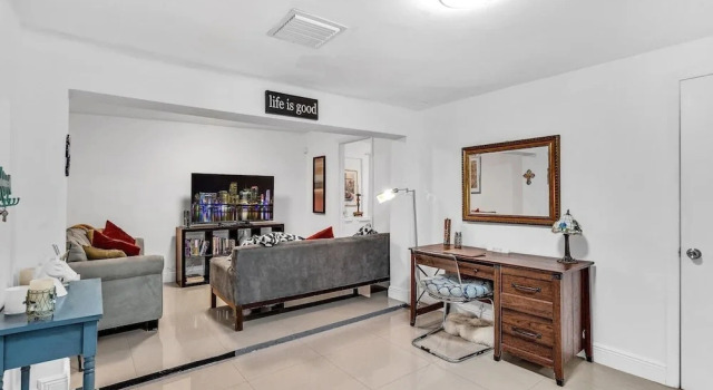Ultimate Miami Headquarters 4 Car Parking Pet Friendly & Private Patio, Забронировать Гостевой дом Гостевые дома штата Флориды, Гостевой дом