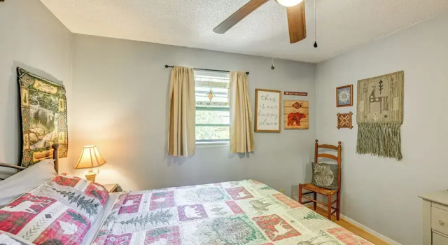 Bryson City Home w/ Deck ~ 1 Mi to Fontana Lake, Забронировать Дом для отпуска Отели Great Smoky Mountains National Park с парковкой, Парковка