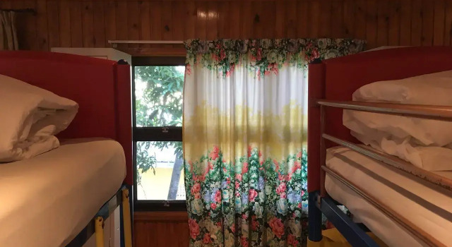 Кровать в общем номере Bluewater Lodge
