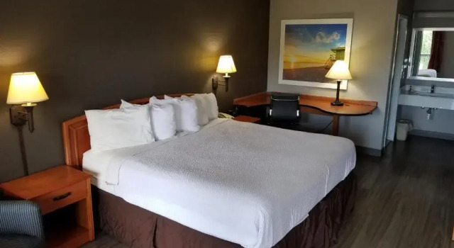 Номер Standard Days Inn by Wyndham Wilson