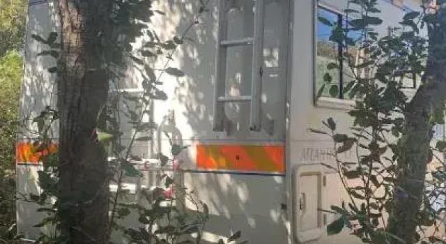 Camping car fixe dans la campagne, Varaa Leirintäalue Pianotolli-Caldarello 